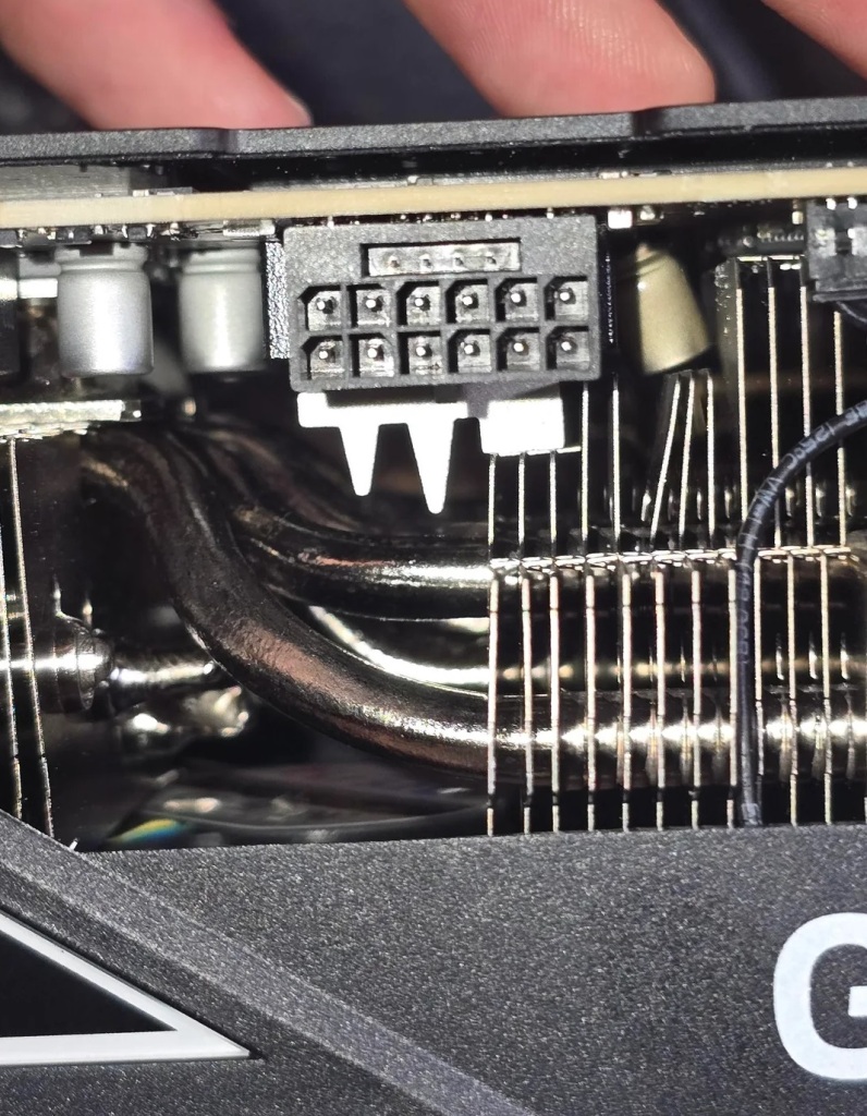 Explosion d’un condensateur sur une PNY RTX 5090 : le radiateur plié sous l’impact 4 PNY RTX 5090 exploded capacitor 1