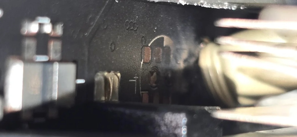 Explosion d’un condensateur sur une PNY RTX 5090 : le radiateur plié sous l’impact 5 PNY RTX 5090 exploded capacitor 2