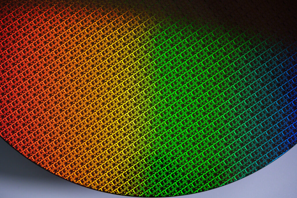 Intel 18A : Un retard stratégique qui pourrait chambouler la feuille de route de Panther Lake 2 newsroom intel 18a wafer 2 scaled