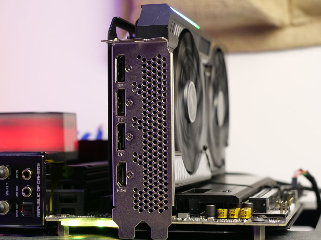 asrock arc b580 challenger vue sur sorties vidéos : trois sorties DisplayPort 2.1 et un port HDMI 2.1a