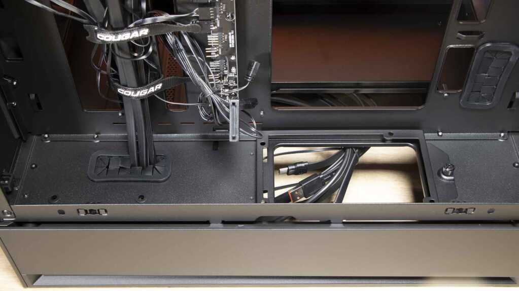 COUGAR Omnyx emplacement alimentation