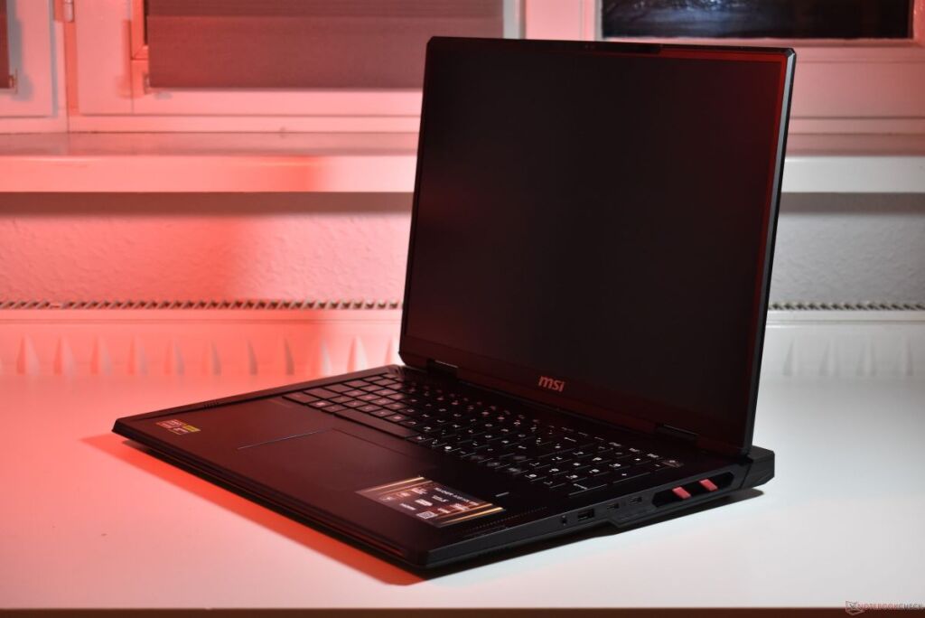 MSI Raider A18 HX A9W Review RTX 5090 ryzen 9 9955HX3D 01