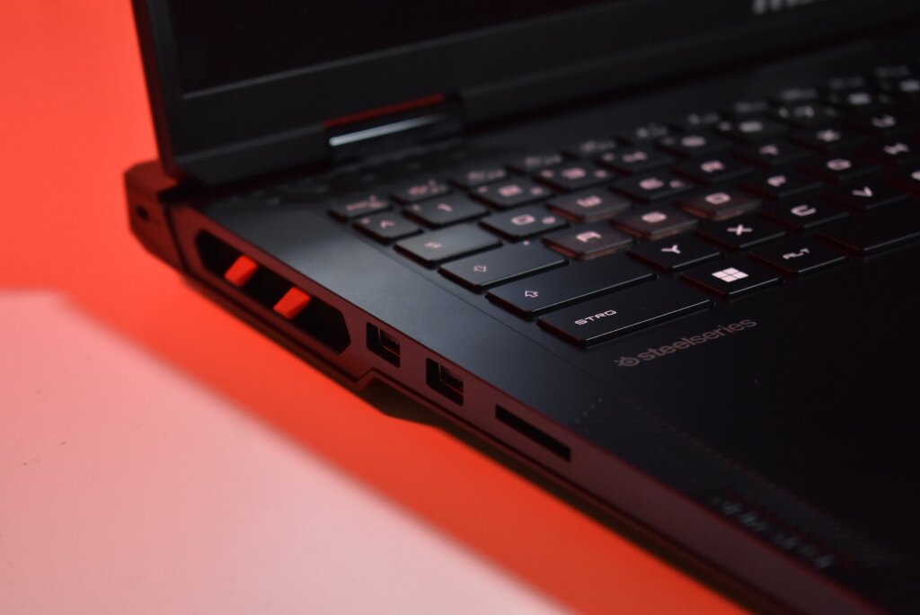 MSI Raider A18 HX A9W Review RTX 5090 ryzen 9 9955HX3D 03