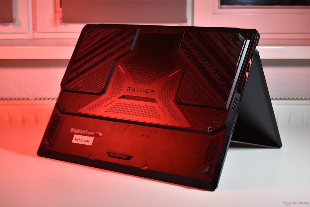MSI Raider A18 HX A9W Review RTX 5090 ryzen 9 9955HX3D 04
