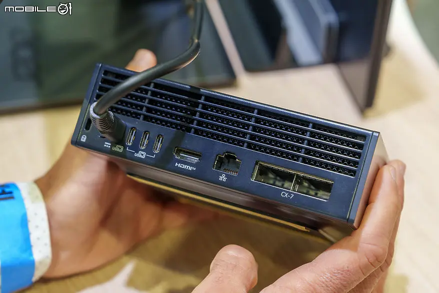 Acer Veriton GN100 AI, mini-workstation NVIDIA GB10 Grace Blackwell présentée à l’IFA 2025 8 Veriton AI Mini Workstation GN100 acer 02