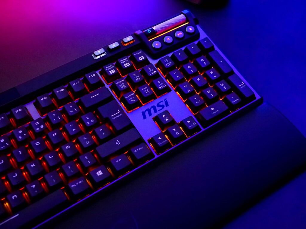 msi strike pro wireless rgb demo 01