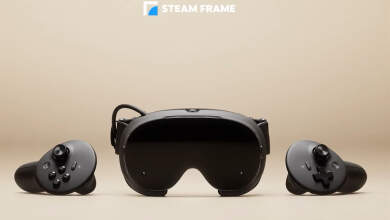 Casque Steam Frame et ses deux contrôleurs VR posés sur fond beige, présentation officielle de Valve.
