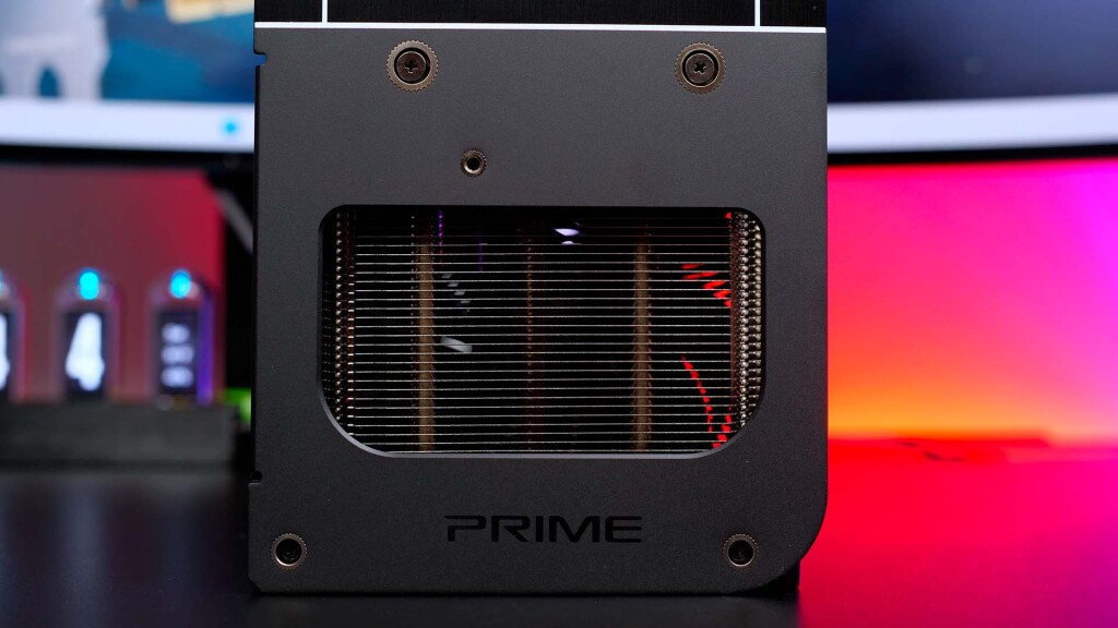 test asus prime rx 9060 xt o16g vue zoom sur backplate