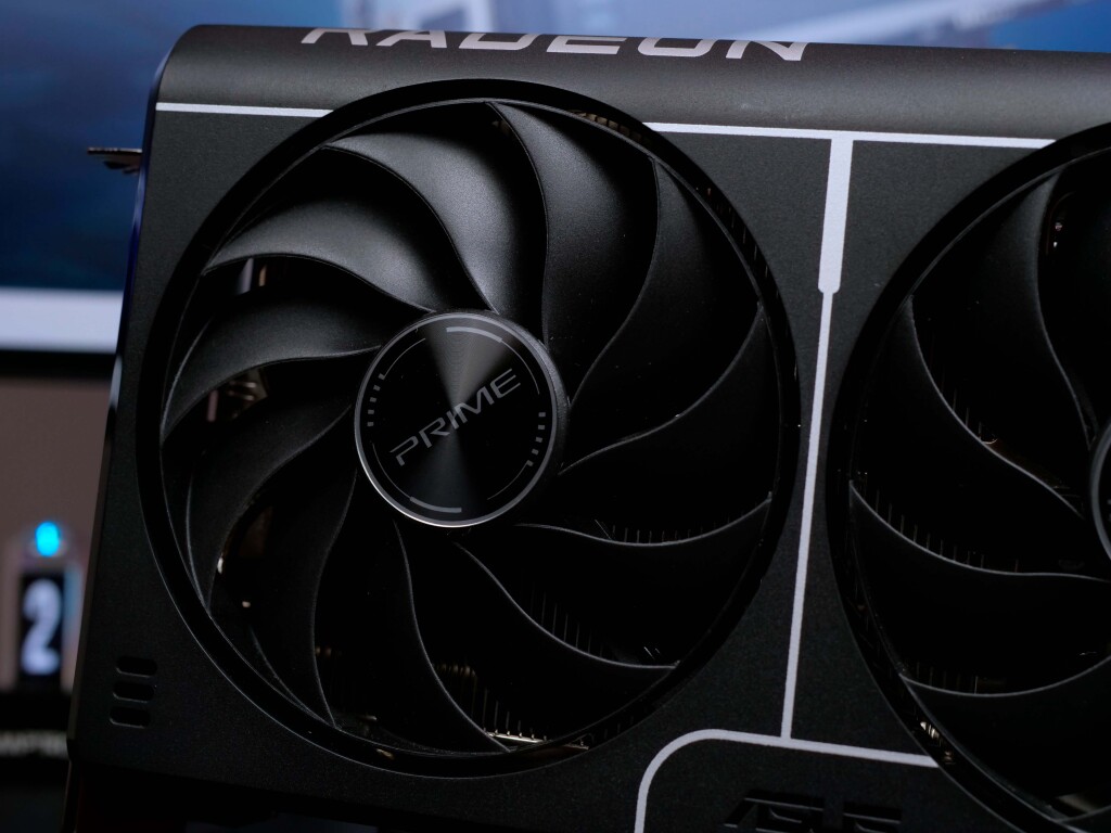 test asus prime rx 9060 xt o16g zoom sur ventilateur
