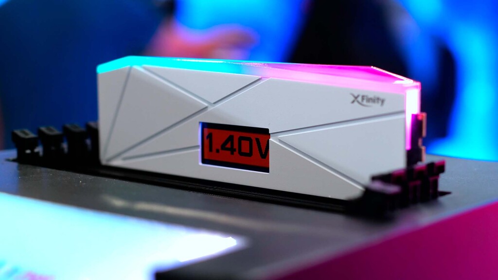 XFinity+ : la première mémoire DDR5 avec écran OLED intégré signée GIGABYTE et V-COLOR 4 v color XFinity+ white 01