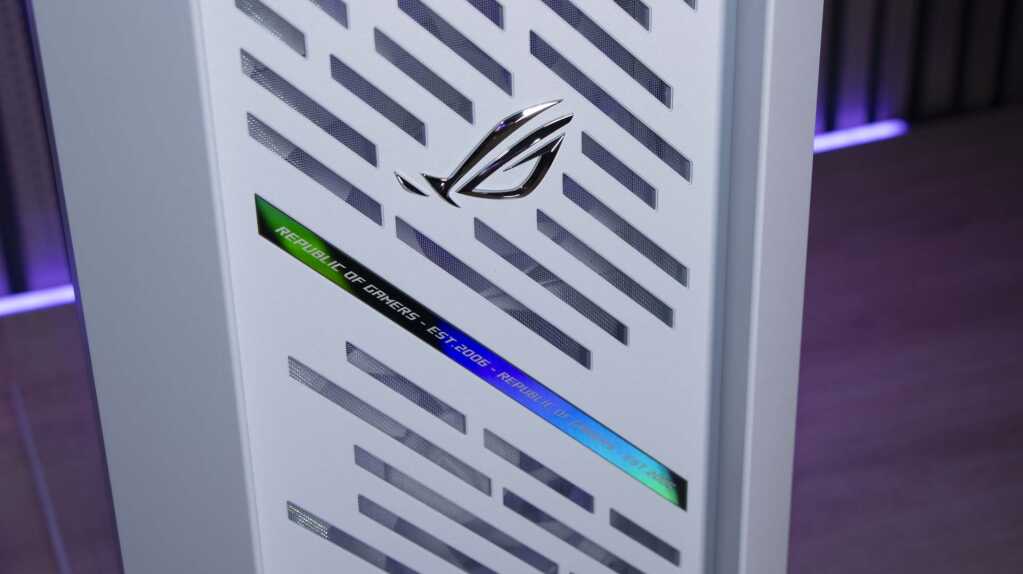 ASUS ROG Helios II effet holographique façade