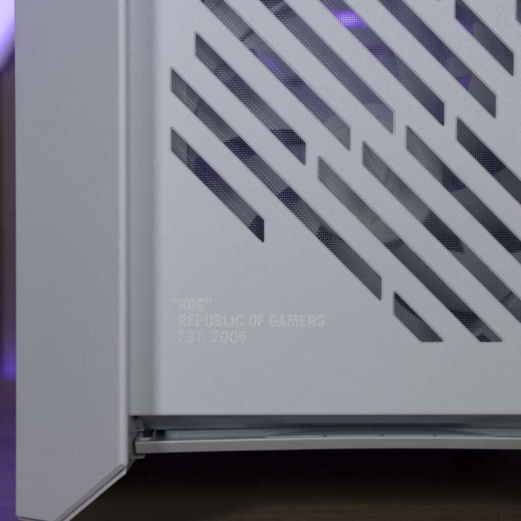 ASUS ROG Helios II inscriptions coin inférieur gauche