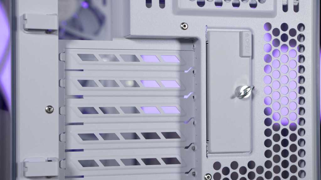 ASUS ROG Helios II système maintien équerres 1