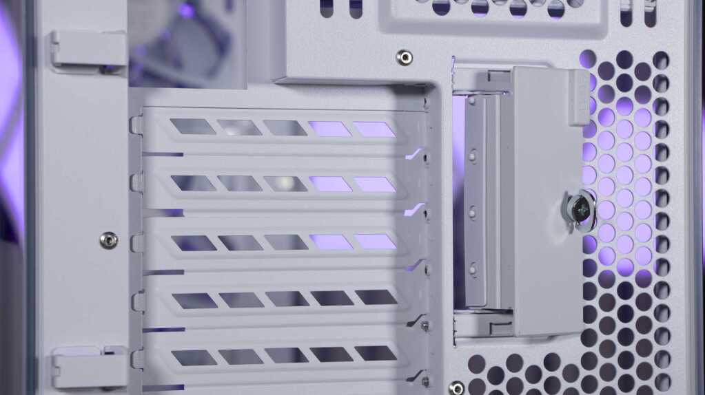 ASUS ROG Helios II système maintien équerres 3