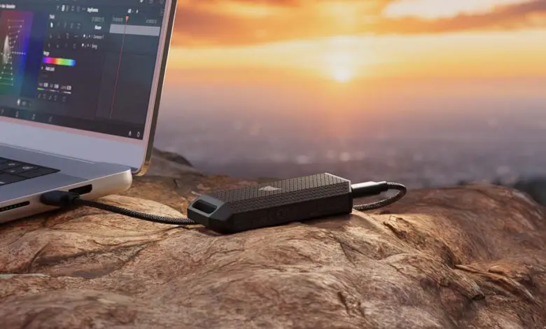 CORSAIR annonce deux nouveaux SSD portables : l'EX400U SURVIVOR et le EX300U 1 CORSAIR EX400U SURVIVOR Couv