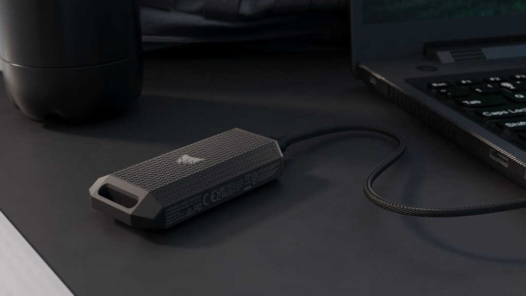 CORSAIR annonce deux nouveaux SSD portables : l'EX400U SURVIVOR et le EX300U 6 CORSAIR EX400U SURVIVOR côté