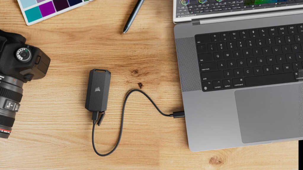 CORSAIR annonce deux nouveaux SSD portables : l'EX400U SURVIVOR et le EX300U 5 CORSAIR EX400U SURVIVOR dessus