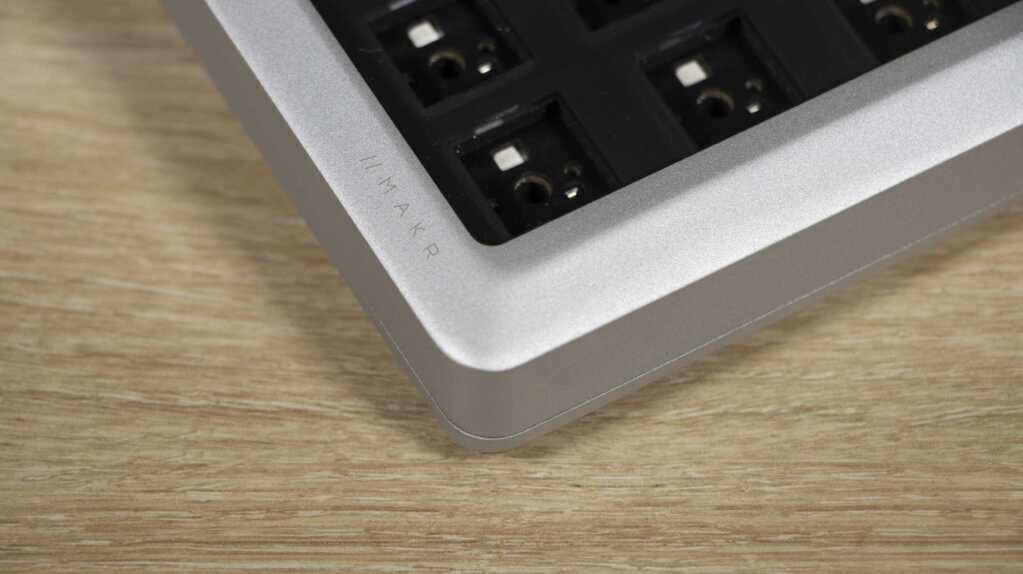 CORSAIR MAKR 75 cadre alu coin