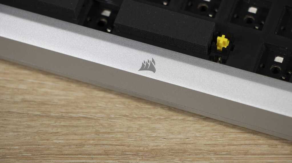 CORSAIR MAKR 75 cadre alu logo