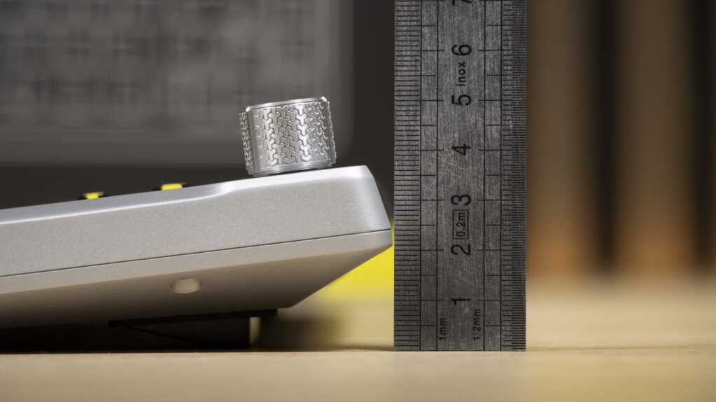 CORSAIR MAKR 75 hauteur arrière avec pieds