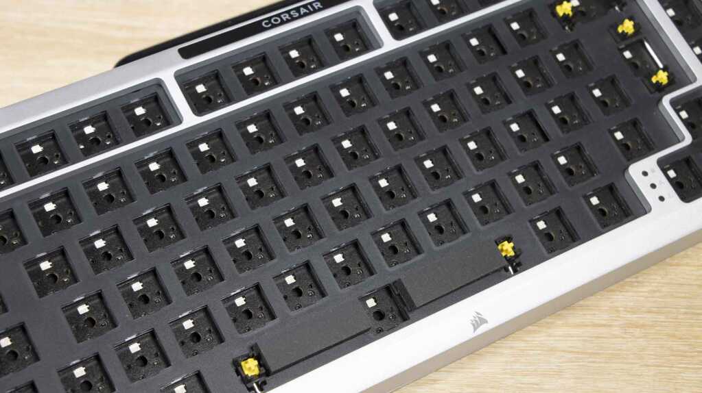 CORSAIR MAKR 75 plaque switch