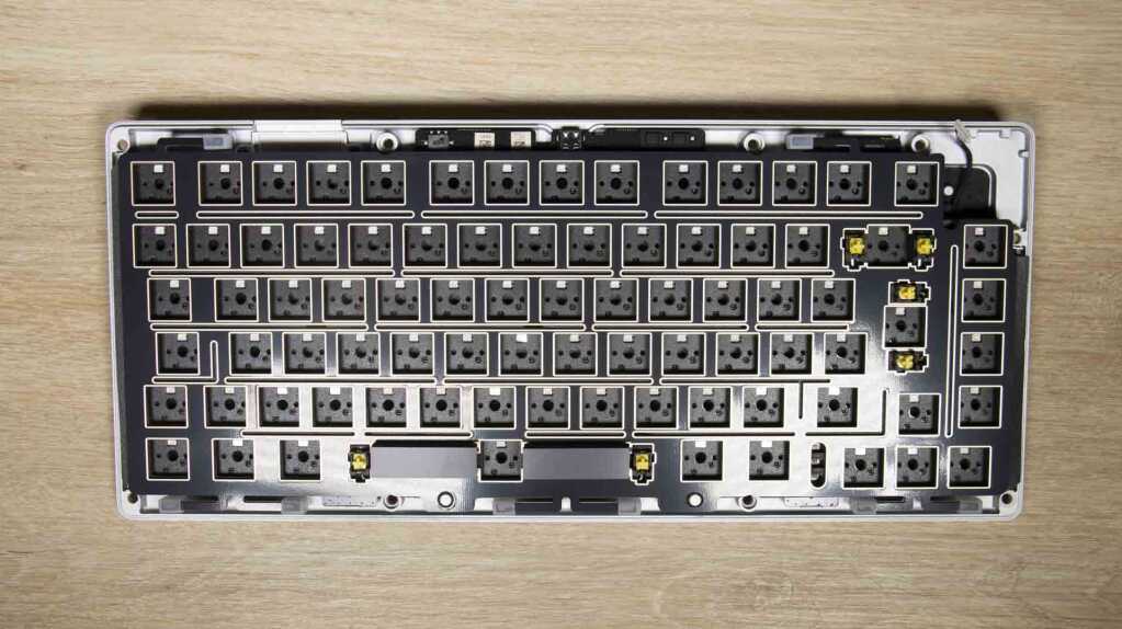 CORSAIR MAKR 75 plaque switch en place