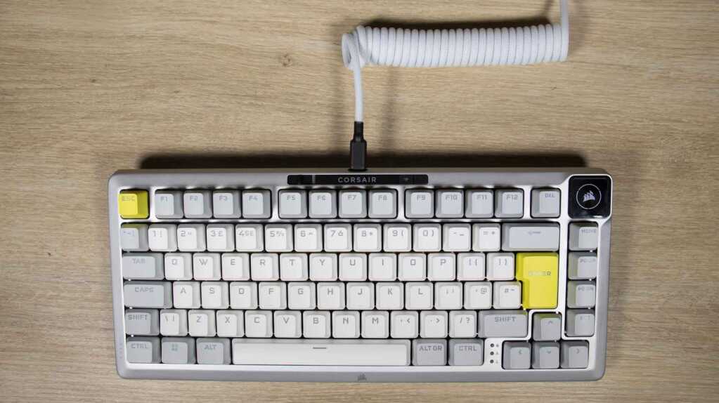 CORSAIR MAKR 75 prêt avec câbles