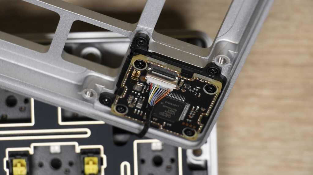 CORSAIR MAKR 75 raccordement module LCD