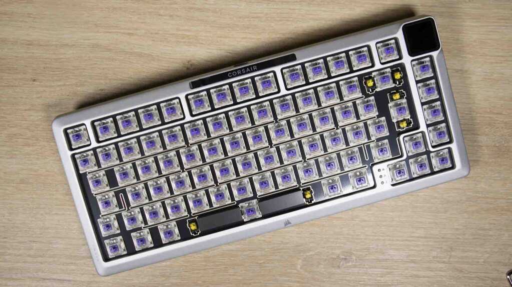 CORSAIR MAKR 75 switches en place