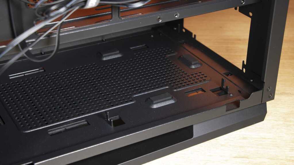 COUGAR FV270 RGB emplacement alimentation
