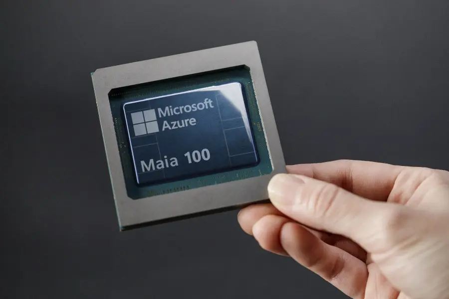 Intel 18A : Microsoft confierait la production du Maia 3 « Griffin » à Intel Foundry 2 Maia 3 100 in hand
