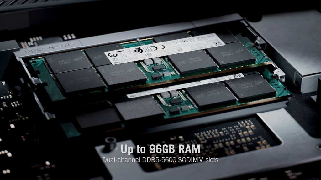 ASUS ROG GR70 : Ryzen 9 9955HX3D et fin du nom NUC pour ce mini PC gaming 9 Vue du mini PC gaming ASUS ROG GR70, boîtier compact avec éclairage RGB, basé sur un Ryzen 9 9955HX3D, angle de trois-quarts.