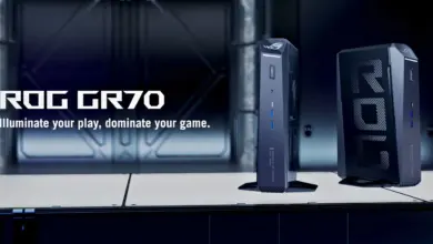 ASUS ROG GR70 : Ryzen 9 9955HX3D et fin du nom NUC pour ce mini PC gaming 1 PC gaming compact ASUS ROG GR70 en vue de trois quarts, boîtier noir ventilé, logo ROG, avec processeur Ryzen 9 9955HX3D.