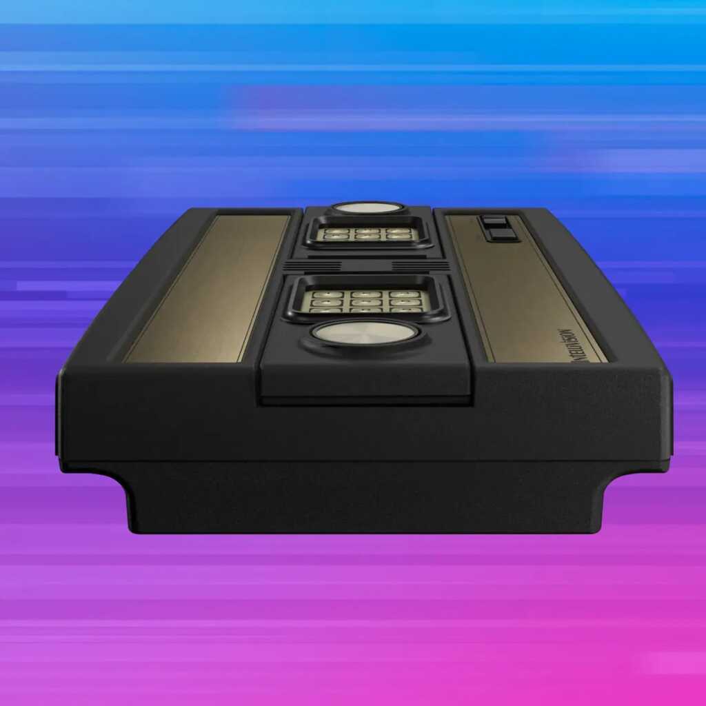 Atari relance l’Intellivision : console rétro HDMI et manettes sans fil à 149 $ 4 Vue de la console Intellivision relancée par Atari avec deux manettes sans fil et sortie HDMI, design noir et logo lumineux,