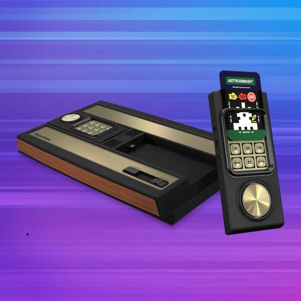Atari relance l’Intellivision : console rétro HDMI et manettes sans fil à 149 $ 3 Console Atari Intellivision relancée, boîtier compact noir avec logo, deux manettes sans fil et sortie HDMI, vue produit en s