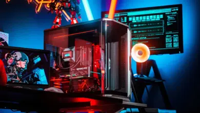 PC Colorful iGame Vulcan en vue de face, boîtier vitré, carte graphique avec écran détachable et nouveau watercooling AIO.