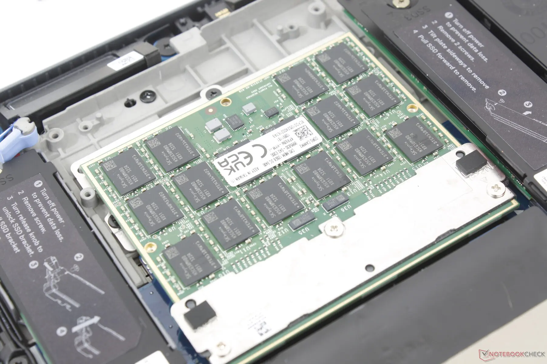 RTX PRO 5000 Blackwell: Dell Pro Max 16 Plus testé avec 128 Go CAMM2 et GPU DGFF 3 Vue du Dell Precision 16 Max ouvert, 128 Go CAMM2