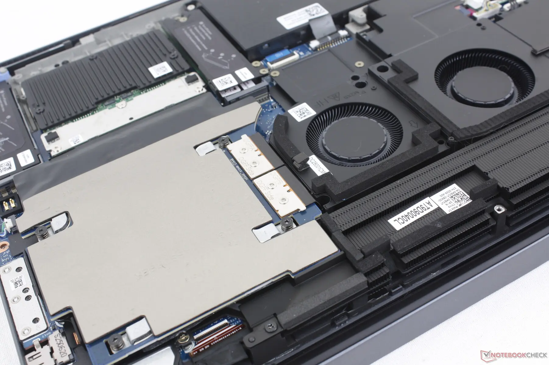 RTX PRO 5000 Blackwell: Dell Pro Max 16 Plus testé avec 128 Go CAMM2 et GPU DGFF 4 Dell Pro Max 16 Plus ouvert, montrant DGFF (Dell Graphics Form Factor) amovible avec RTX PRO 5000