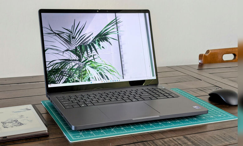 RTX PRO 5000 Blackwell: Dell Pro Max 16 Plus testé avec 128 Go CAMM2 et GPU DGFF 1 Ordinateur portable Dell Pro Max 16 Plus montrant un GPU RTX Pro 5000 Blackwell et 128 Go de memoire CAMM2, orienté performan