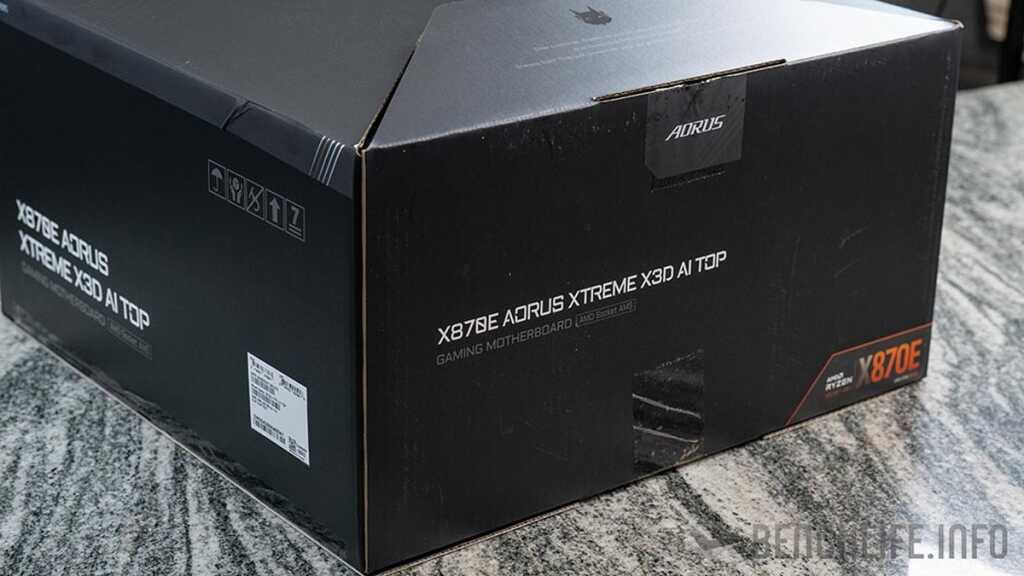 Carte mère X870E AORUS XTREME X3D AI TOP : unboxing avec thermos, couteau et capots M.2 2 Vue rapprochée de la carte mère Gigabyte X870E AORUS XTREME X3D AI TOP avec blindages, dissipateurs et connectique haut de ga