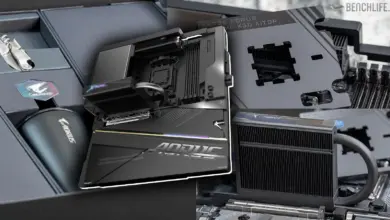 Carte mère X870E AORUS XTREME X3D AI TOP : unboxing avec thermos, couteau et capots M.2 17 Carte mère Gigabyte X870E AORUS XTREME X3D AI TOP vue de dessus, design haut de gamme avec heatsinks massifs et éclairage RGB