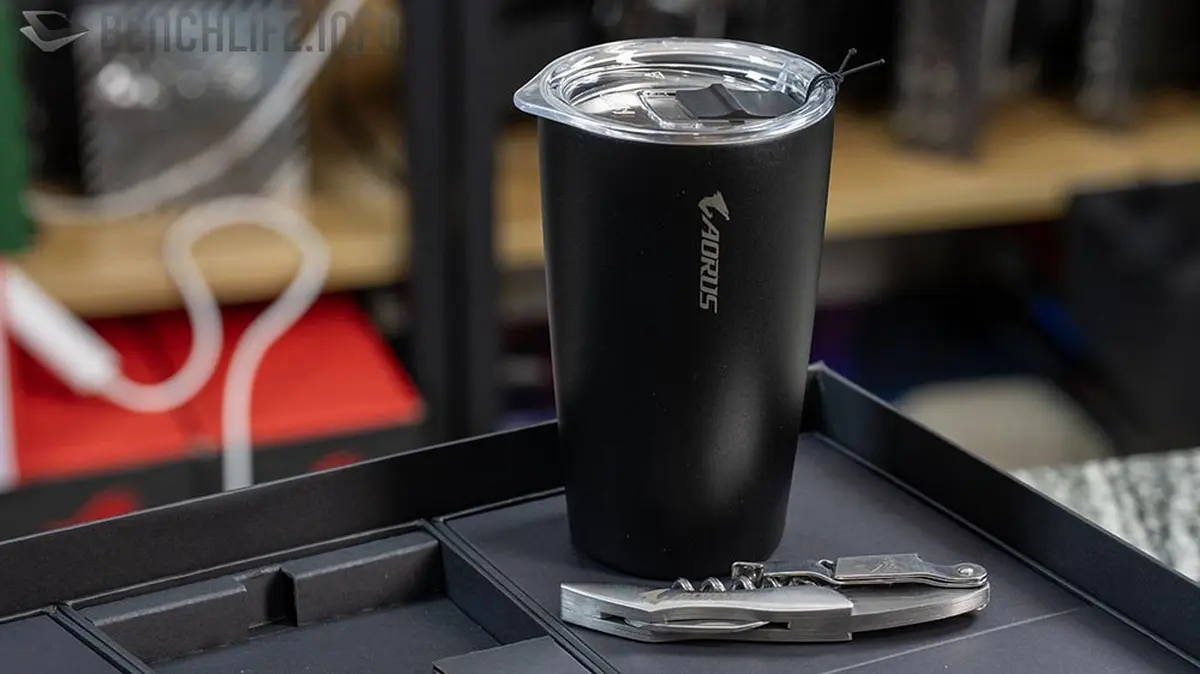 Carte mère X870E AORUS XTREME X3D AI TOP : unboxing avec thermos, couteau et capots M.2 4 gigabyte x870e aorus xtreme x3d kit accessoires