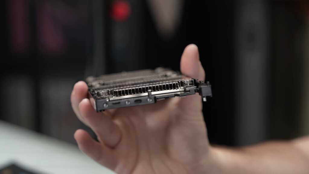 Huawei Atlas 300I Duo : double GPU IA avec 96 Go à 1 400 $ démonté par Gamers Nexus 24 Gros plan d’une carte Huawei Atlas 300I avec deux GPU et 96 Go de mémoire, photographiée lors du démontage pour un article Ch