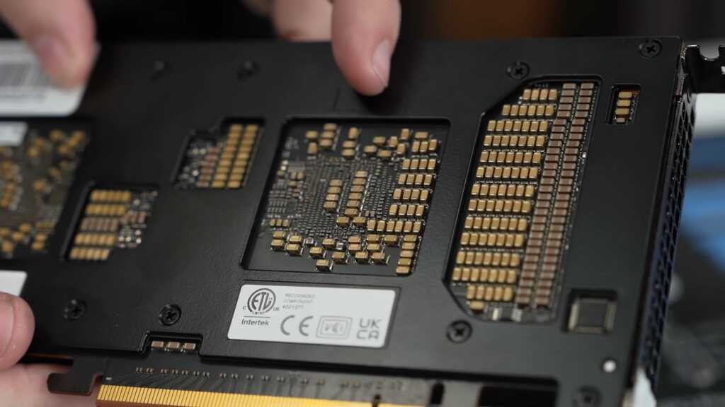 Huawei Atlas 300I Duo : double GPU IA avec 96 Go à 1 400 $ démonté par Gamers Nexus 21 Gros plan de la carte Huawei Atlas 300I à double GPU avec 96 Go, composants exposés lors du démontage, image 5 sur 7.