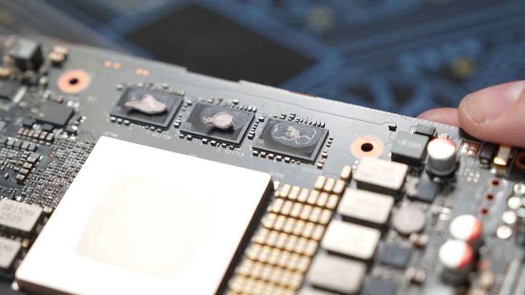 Huawei Atlas 300I Duo : double GPU IA avec 96 Go à 1 400 $ démonté par Gamers Nexus 22 Gros plan du demontage du Huawei Atlas 300I dual GPU avec 96 Go de memoire, montrant cartes et dissipateurs exposes.