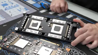 Gros plan d’un module Huawei Atlas 300I Duo avec double GPU et 96 Go en cours de démontage, révélant cartes et connecteurs.