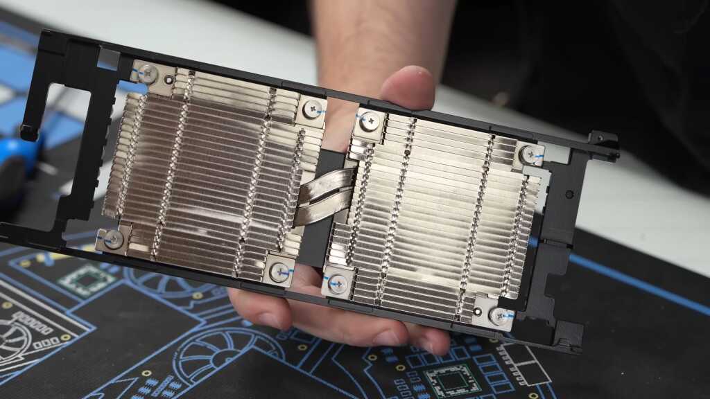 Huawei Atlas 300I Duo : double GPU IA avec 96 Go à 1 400 $ démonté par Gamers Nexus 23 Vue rapprochée de la carte Huawei Atlas 300I Duo avec deux GPU et 96 Go, composants exposés pendant le démontage, news Chines