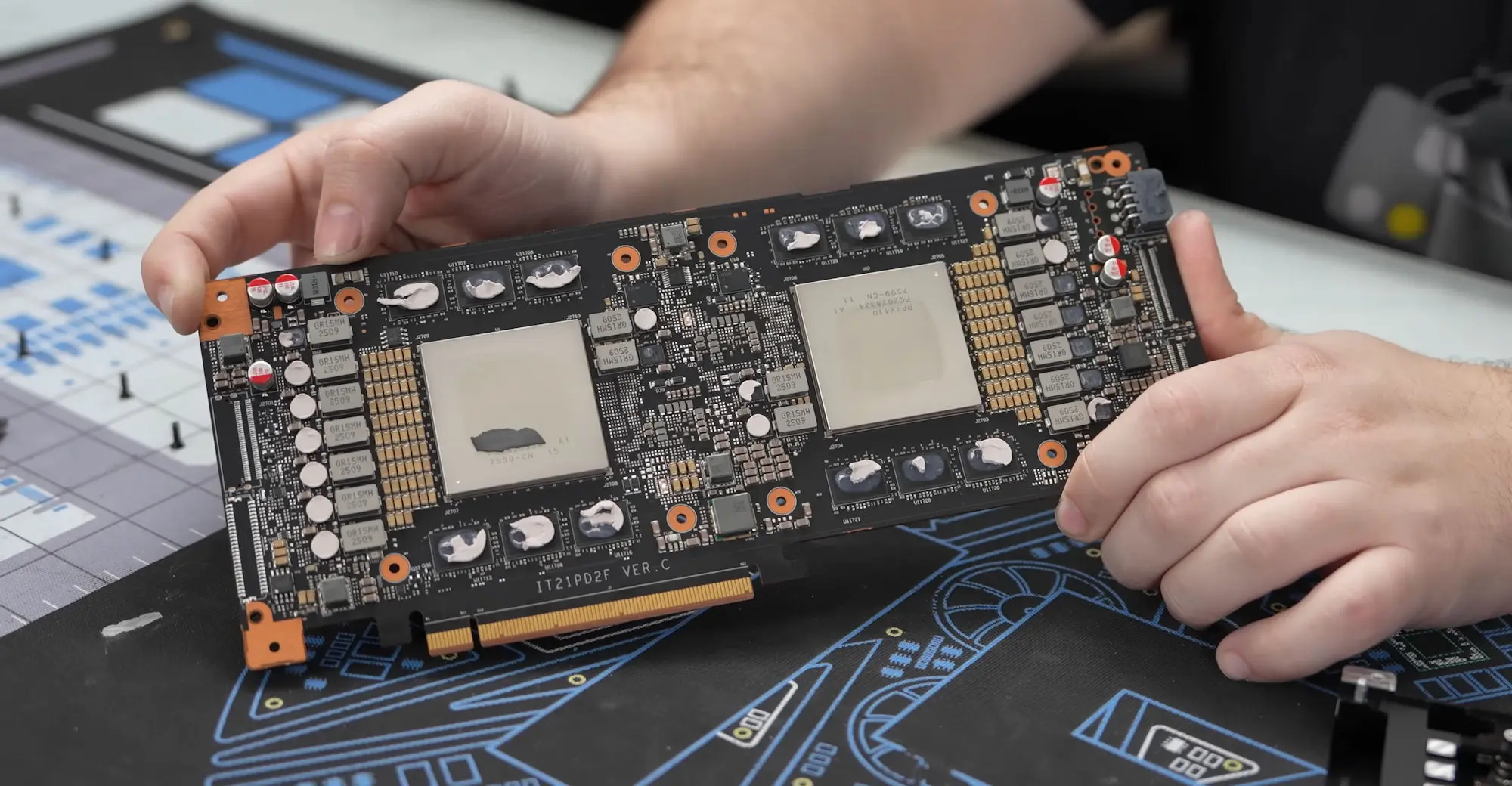 Huawei Atlas 300I Duo : double GPU IA avec 96 Go à 1 400 $ démonté par Gamers Nexus 20 Photo rapprochée de la carte Huawei Atlas 300I AI démontée, montrant le PCB, le refroidissement et la mémoire 96 Go.