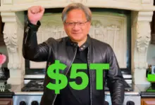 Jensen Huang sur scène, souriant, célébrant NVIDIA atteignant une capitalisation de 5 000 milliards de dollars, actualité mar