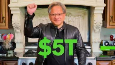 Jensen Huang sur scène, souriant, célébrant NVIDIA atteignant une capitalisation de 5 000 milliards de dollars, actualité mar